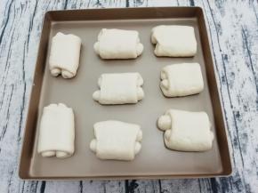 然后放入烤盘中，放入烤箱二次发酵，时间不固定，看面团状态