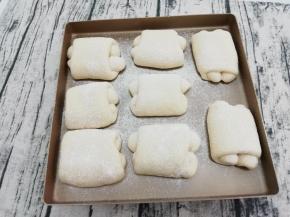 发酵好的面团拿出烤箱，筛上高筋面粉