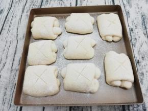 用刀片在上面划出十字，放入预热好的烤箱中，中层180度烤20分钟，