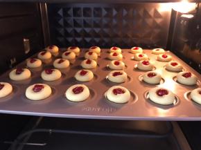 7．	烤箱提前预热170度中层上下火，烘烤20分钟。