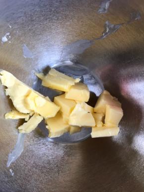 1．	黄油室温软化，切成小块放入盆中。