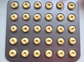 5．	手指沾一点水，用手指搓一个小洞，2/1即可，不需要戳到底。