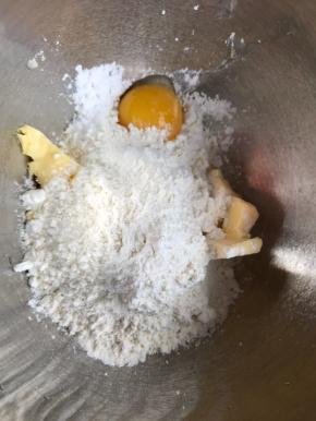 2．	加入其他所有的材料放在一起。