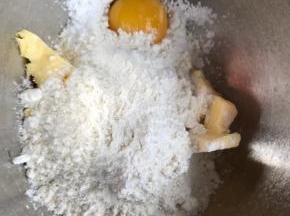 2．	加入其他所有的材料放在一起。