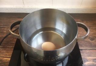 将鸡蛋提前煮熟，剥皮备用。