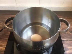 将鸡蛋提前煮熟，剥皮备用。