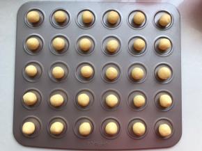 4．	揉好的面团分割每个7克，放入烤盘。