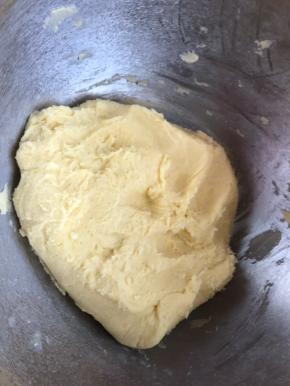 3．	带上一次性手套混合揉匀，面团会有一点粘手，不要加粉，带上手套可操作。面团粘手可以冷冻10分钟再操作。