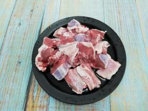 买回来的羊骨用水冲洗干净