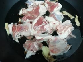 锅里加入适量的水，然后再加入料酒，姜和花椒，在把羊骨放入锅中，焯水去血水