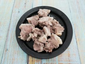 焯好水的羊骨捞出