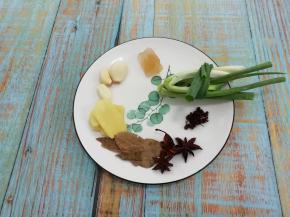 准备葱，姜，蒜，花椒，大料，香叶和冰糖