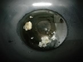 锅中加入适量的油烧到七成热时，把冰糖放入锅中化开