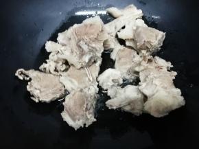 然后再把焯好水的羊骨放入锅中，翻炒片刻