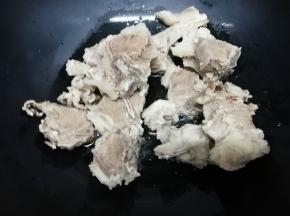 然后再把焯好水的羊骨放入锅中，翻炒片刻