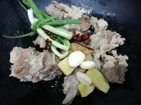 再放入葱，姜，蒜，花椒，大料，香叶炒出香味