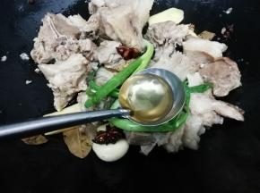 再把料酒倒入