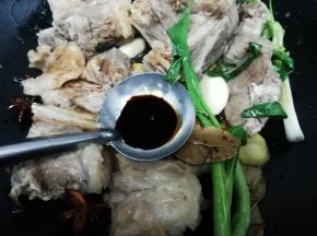 再倒入老抽