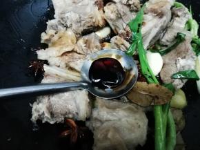 再倒入蚝油翻炒到一分钟左右