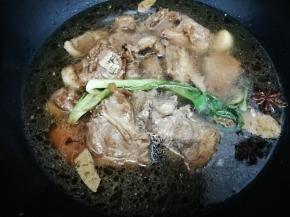 然后再加入和食材一平的水大火烧开，转中火煮到羊骨熟