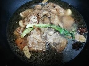 然后再加入和食材一平的水大火烧开，转中火煮到羊骨熟