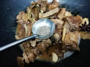 然后转大火收汁，在把孜然放入锅中翻炒均匀