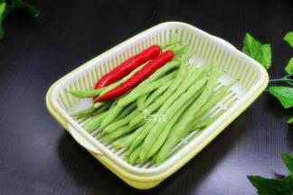 食材准备：四季豆400克、猪肉200克、红辣椒2个、蒜、油、盐、香油、生抽、生姜