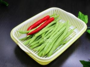 食材准备：四季豆400克、猪肉200克、红辣椒2个、蒜、油、盐、香油、生抽、生姜