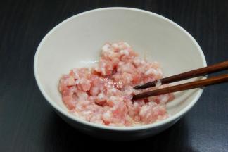 猪肉洗净去皮，剁碎，放油、盐拌均