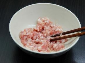 猪肉洗净去皮，剁碎，放油、盐拌均