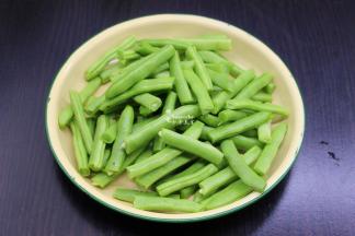 四季洗净，去二头以及豆荚，然后用手掰成5厘米左右的长度