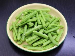 四季洗净，去二头以及豆荚，然后用手掰成5厘米左右的长度