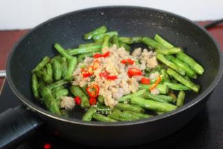 倒入煸炒好的辣椒、肉末，放生抽、盐，炒均至熟入味，出锅即可。