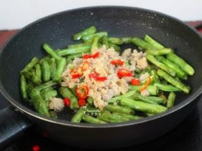 倒入煸炒好的辣椒、肉末，放生抽、盐，炒均至熟入味，出锅即可。