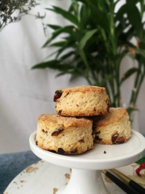 冷冻黄油切小粒，加入全麦粉中，泡打粉加入，加入细砂糖。用手对搓，至黄油均匀分布，全麦粉变成玉米粉那样的粗粒。