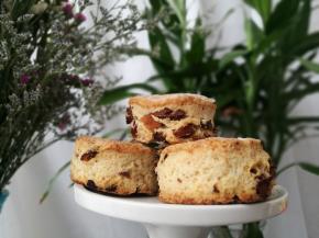 将淡奶油加入粉状物中。用手捏均匀。不需要反复揉搓。