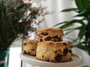 没有干粉后即可加入红枣碎。用撕开面团再拼在一起的办法，将红枣碎均匀分布在面团中。