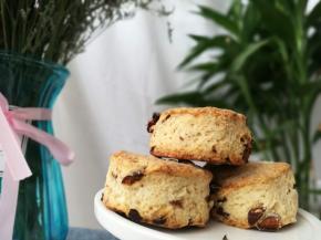 把面团擀至1.5公分厚，用切模切出形状。烤箱预热180度，烘烤二十分钟左右。