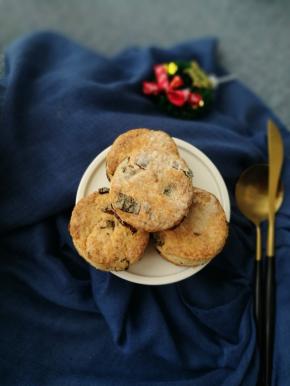 开吃！酥松美味，可以夹果酱，花生酱等，无论是作为下午茶搭配，还是早餐都是棒棒的。