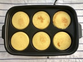 煎3分钟左右，借助硅胶刮刀翻面，再煎3分钟。两面金黄即可。
