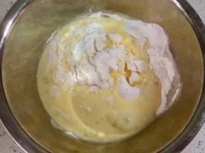 把蛋奶液倒进米粉里，加入白糖（小宝宝吃可少加或不加），搅拌成没有干粉的顺滑的糊状。