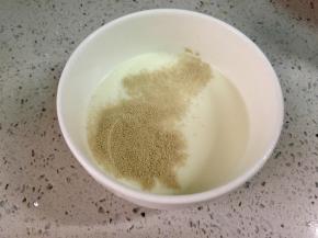 牛奶稍微加热一下，把酵母倒进去拌匀，激发一下酵母，让其更均匀，充分发挥作用。千万不要太烫，和手温差不多即可，避免酵母失去活性。