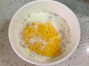 鸡蛋打散，倒进牛奶中，拌匀。