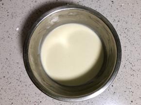 拌匀后，盖上保鲜膜放温暖处发酵1个小时。