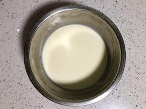 拌匀后，盖上保鲜膜放温暖处发酵1个小时。