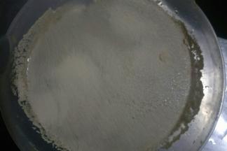 酵母放入水中融化