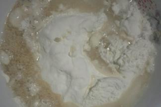 倒入面粉中