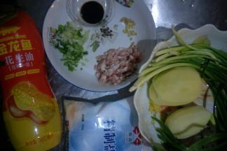 准备食材二，猪肉切丁，葱姜切末，土豆去皮洗净，韭菜洗净