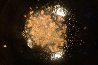 锅中倒油开小火，油温七成热放入花椒粒炒香后捞出，放入肉丁炒熟，放入姜炒香，关火放凉被用