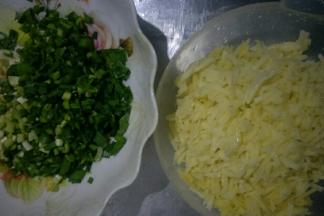 把韭菜切丁。土豆切丁